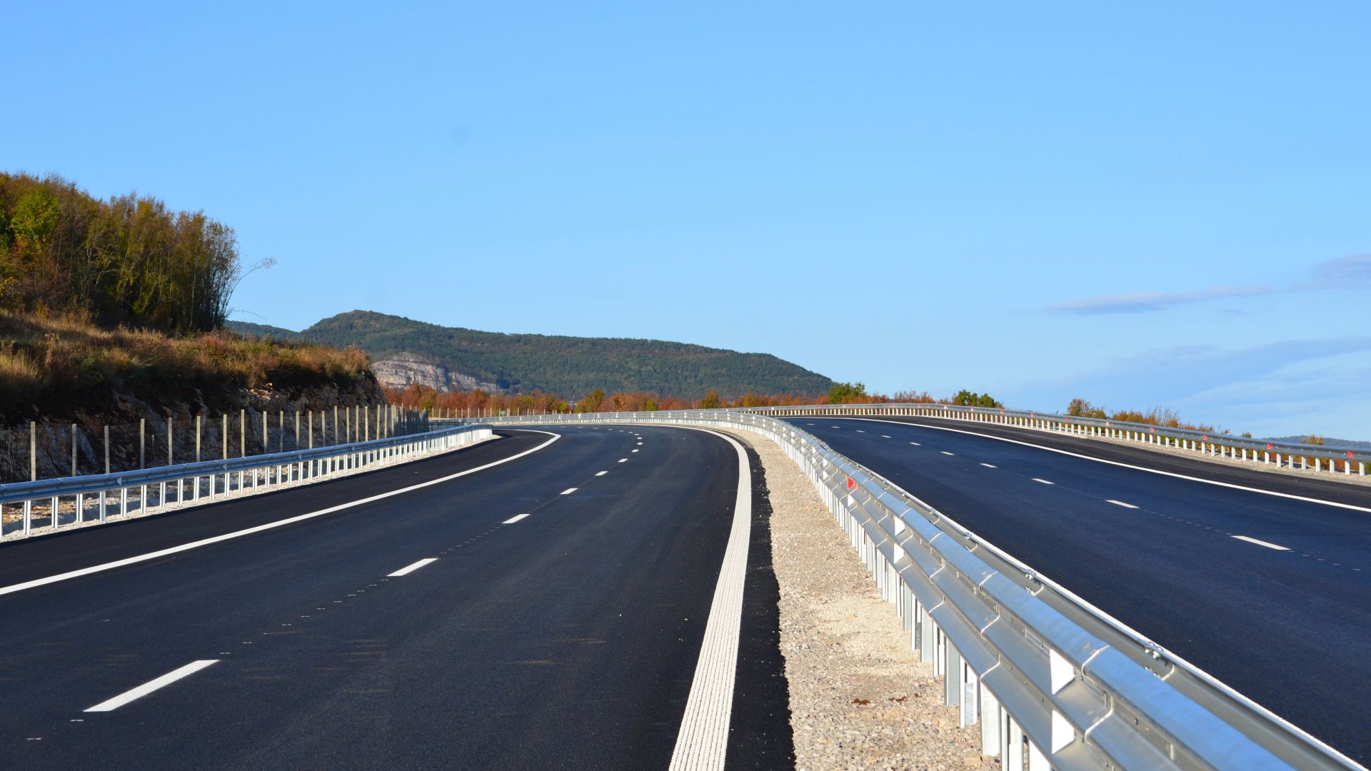 Шофьор на лек автомобил е откаран в болница след инцидент