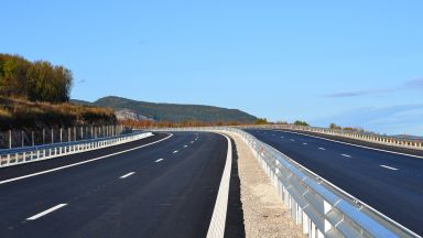 БМВ се заби в мантинела на АМ "Хемус", шофьорът е в болница