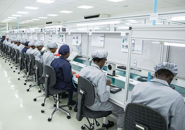 За разлика от България, в Руанда се произвеждат хардуерни компоненти и се сглобяват смартфони