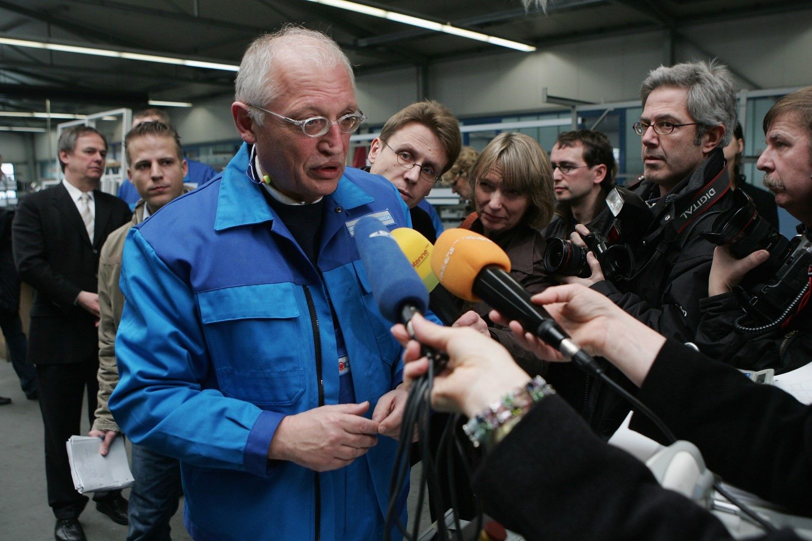Гюнтер Ферхойген говори пред журналисти при посещението си в металообработваща фабрика в Германия като еврокомисар по индустрията, 25 март 2007 г.