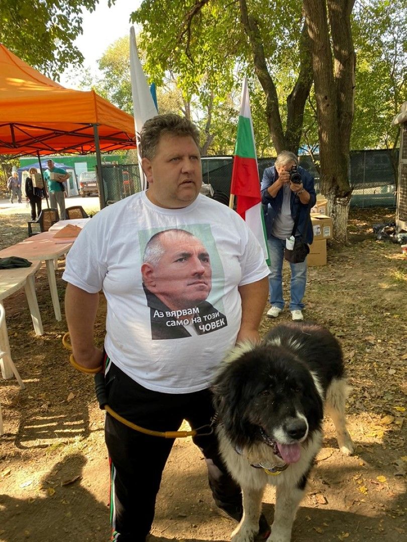 Мъж, облечен с тениска с лика на Бойко Борисов по време на Националното животновъдно изложение Сливен 2019"