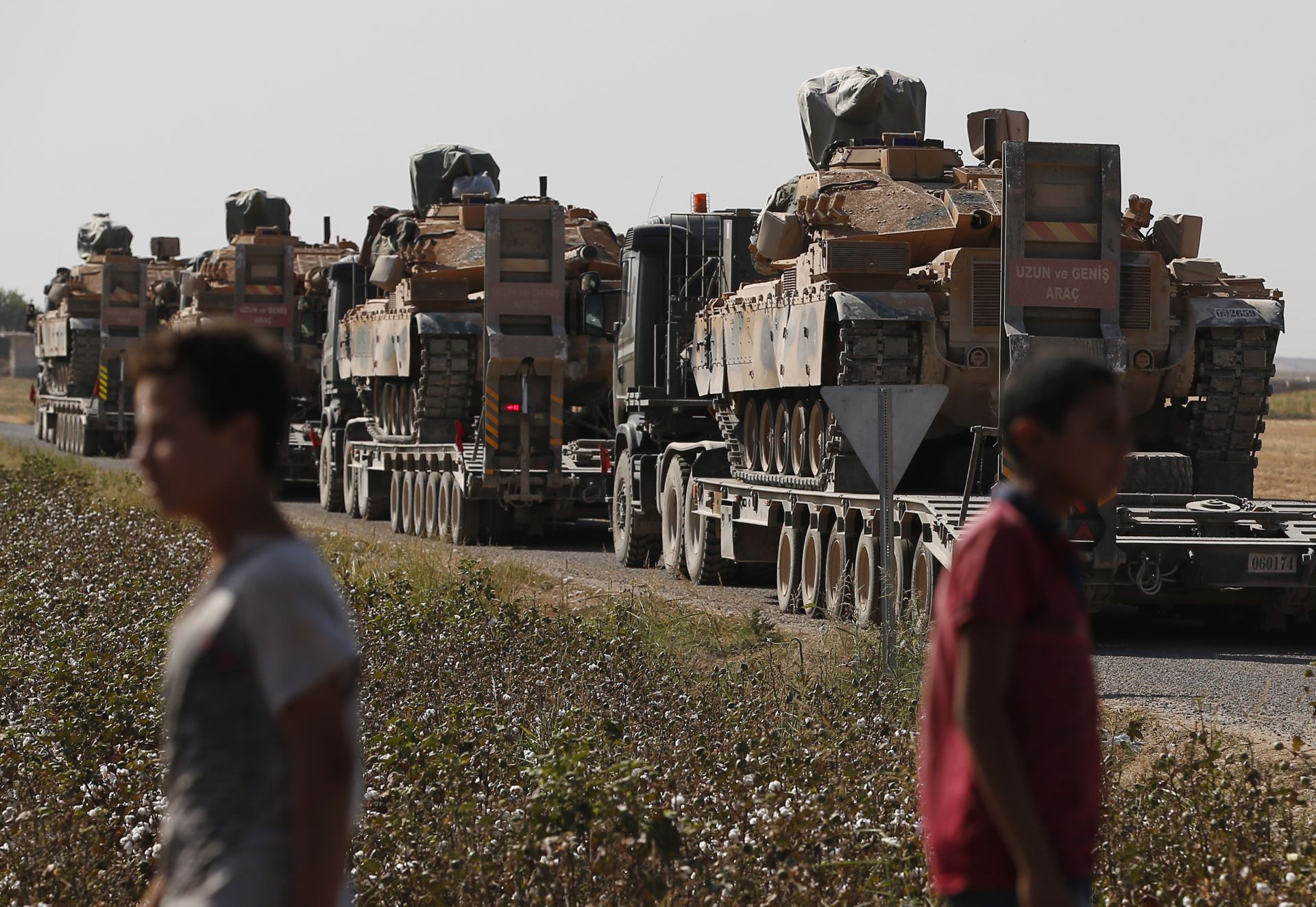 Турски транспортни танкове нахлуха в Сирия при военната операция, наредена от Ердоган