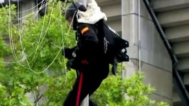 Испански парашутист се блъсна в улична лампа на парада за националния празник (видео)