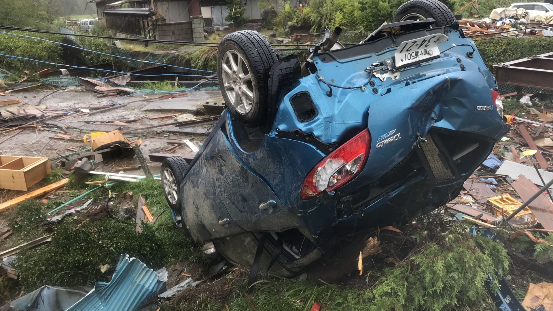 Най малко 19 души са загинали и над двайсет са в