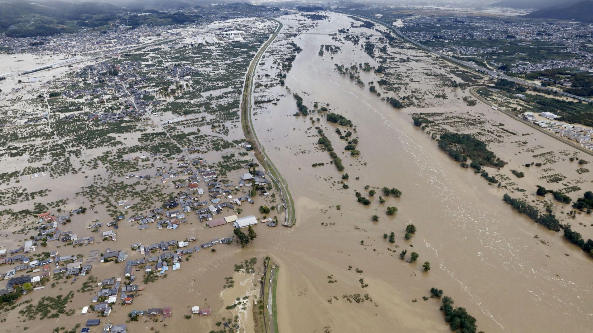 Товарен кораб под панамски флаг хвърлил котва в Токийския залив