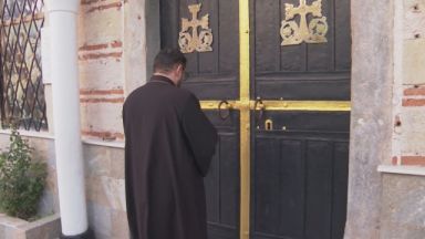 Арменската общност на протест: Църквите им остават без свещеници
