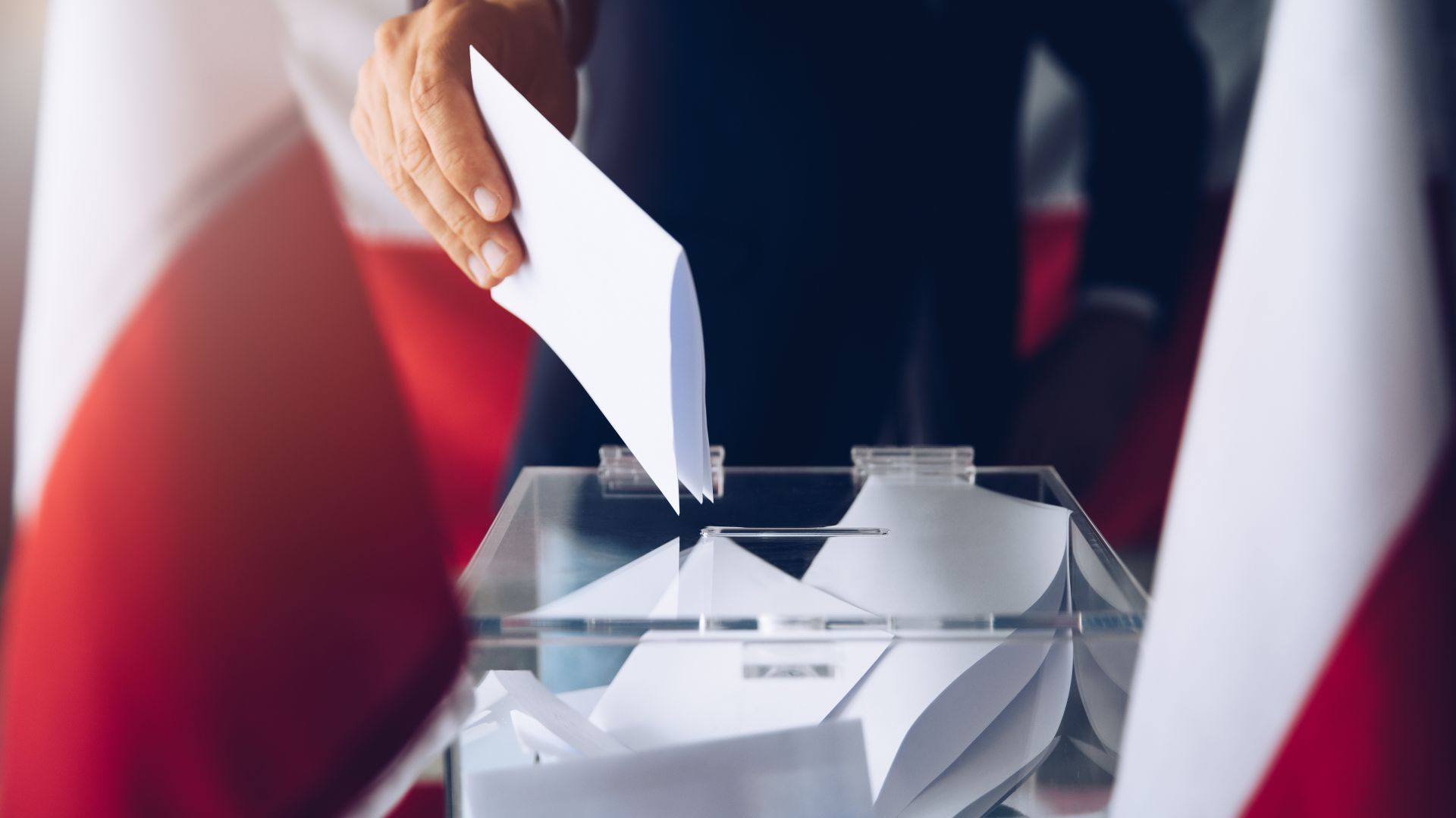 Управляващата в Полша консервативна националистическа партия Право и справедливост спечели