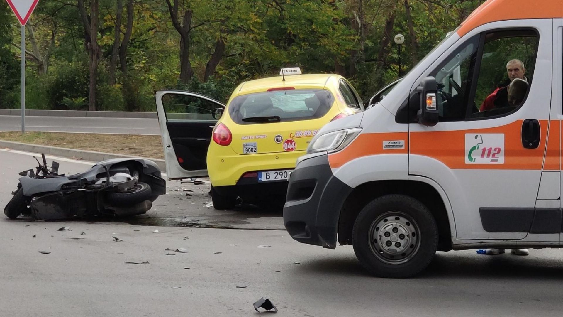 Мотопедист загина след сблъсък с такси във Варна (снимки)
