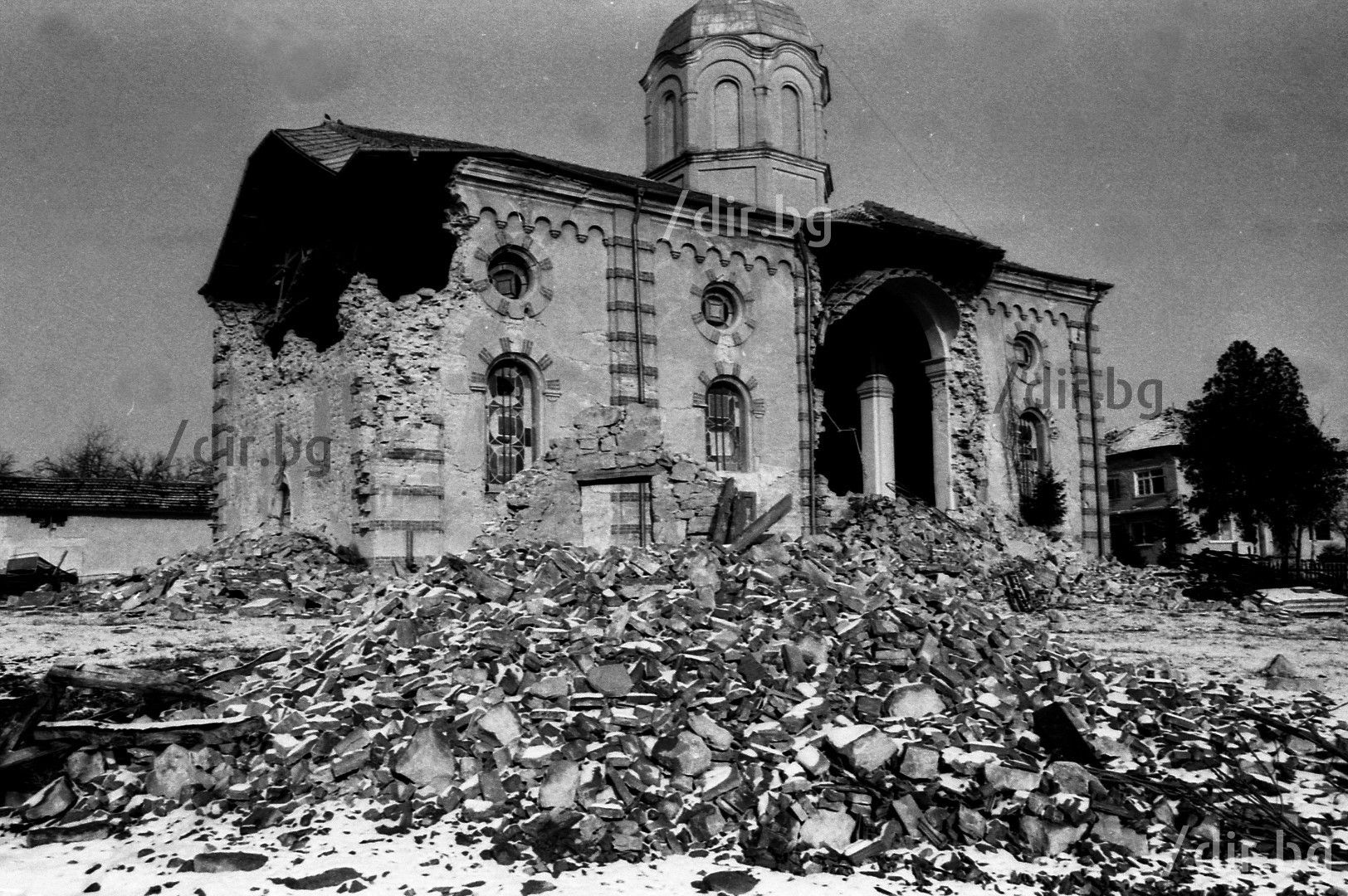Силно пострадала от земетресението е и художествената галерия. И до днес тази сграда е паметник на разрухата в центъра на Стражица.