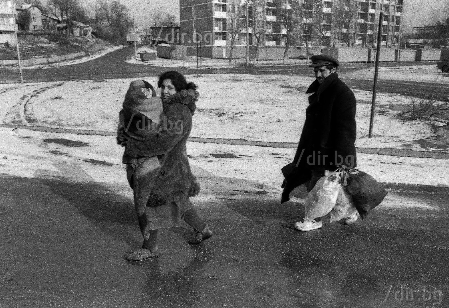 За децата няма ясли, детски градини, училища- разпръснати са да учат в различни краища на страната. 