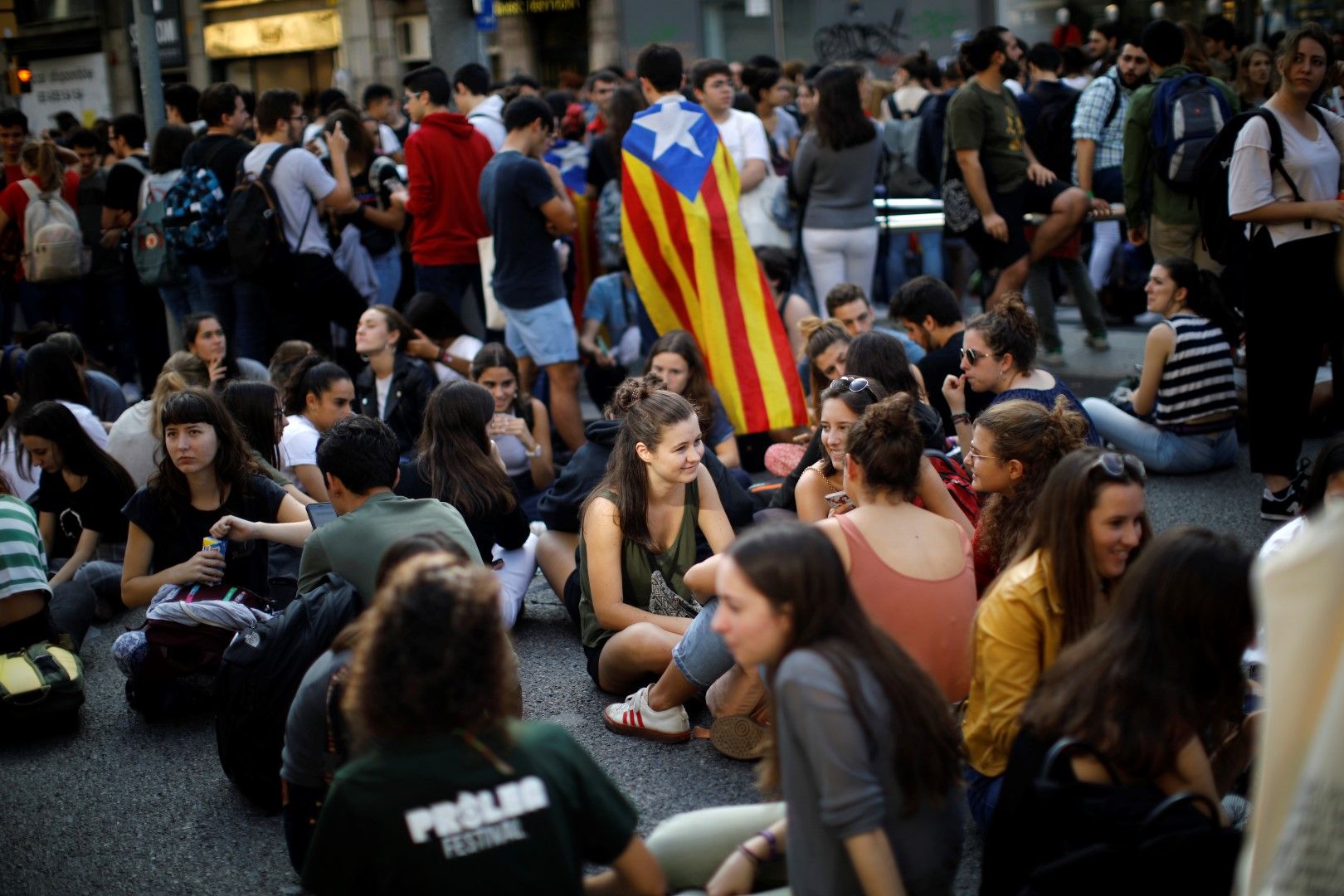 Протестиращи са насядали в центъра на Барселона в знак на протест срещу присъдите на Върховния съд