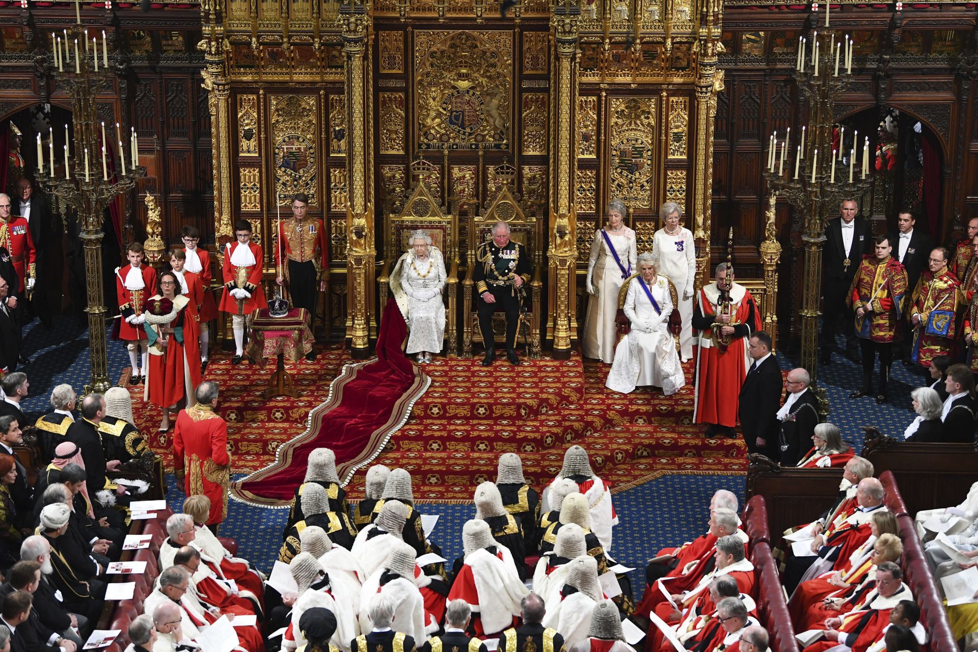 Кралица Елизабет II произнася речта със законодателната програма на правителството пред двете камари на британския парламент в Лондон