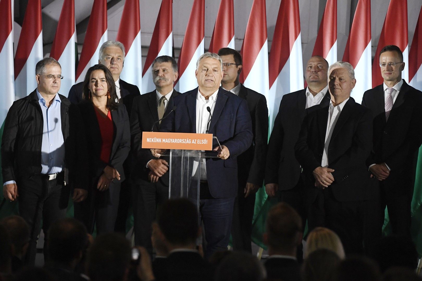 Премиерът Виктор Орбан сред свои съратници от партията му Фидес