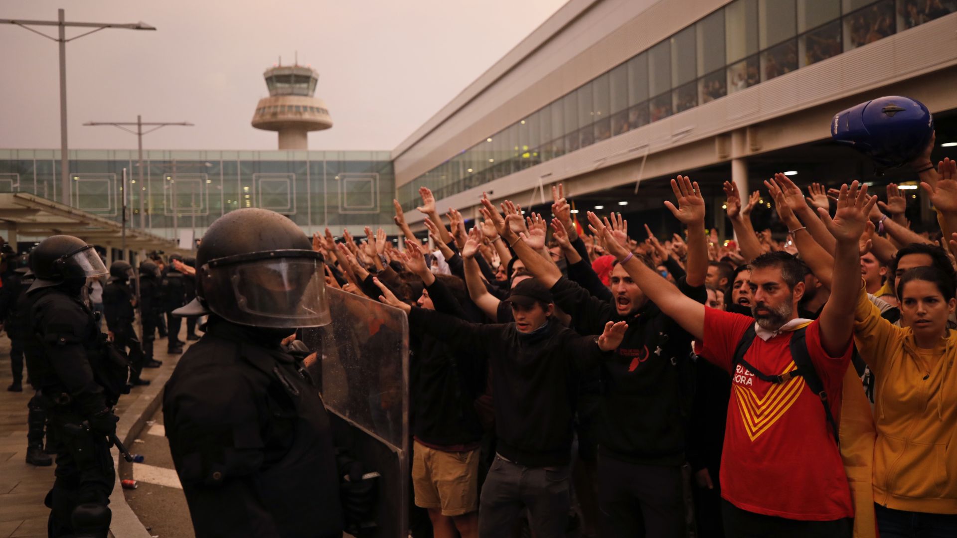 Продължават започналите тази сутрин протести в Барселона срещу произнесените присъди