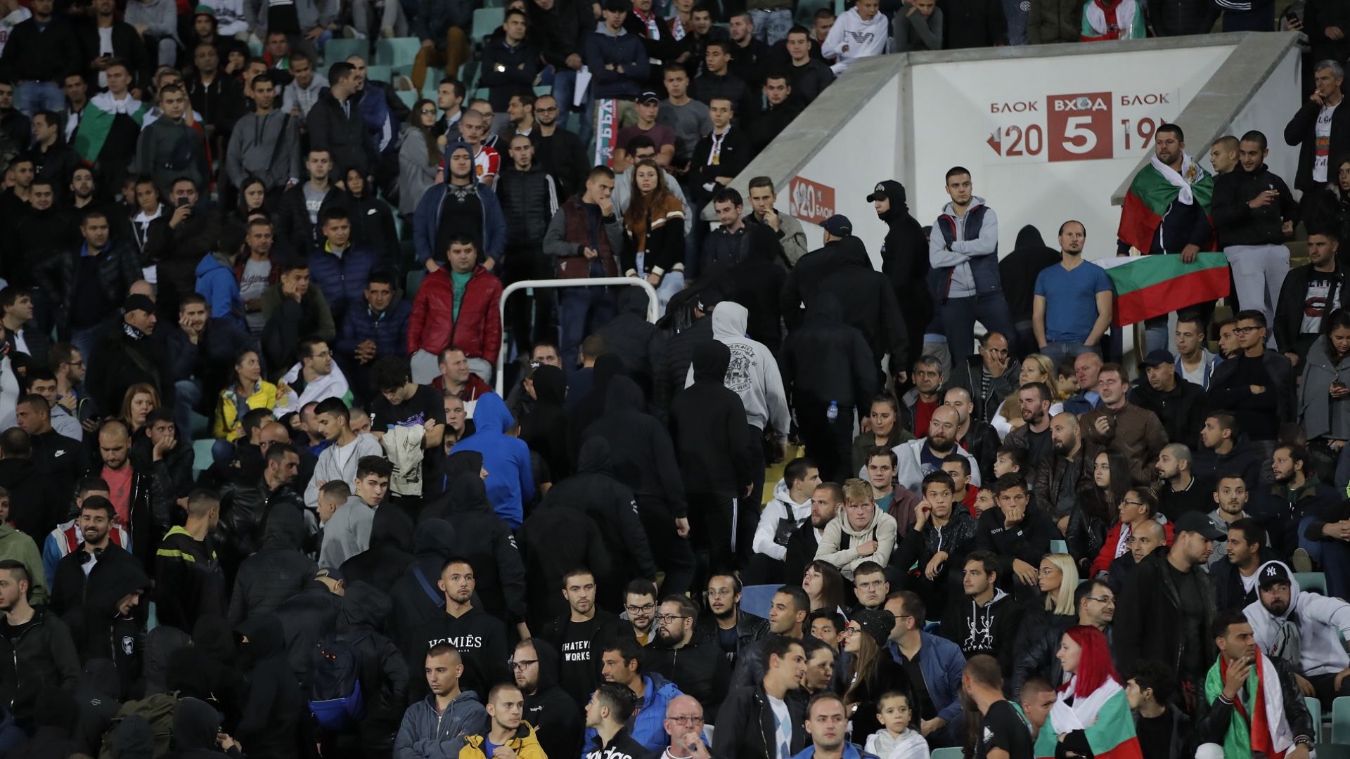 Ново обвинение: Феновете-расисти влезли на стадиона като стюарди