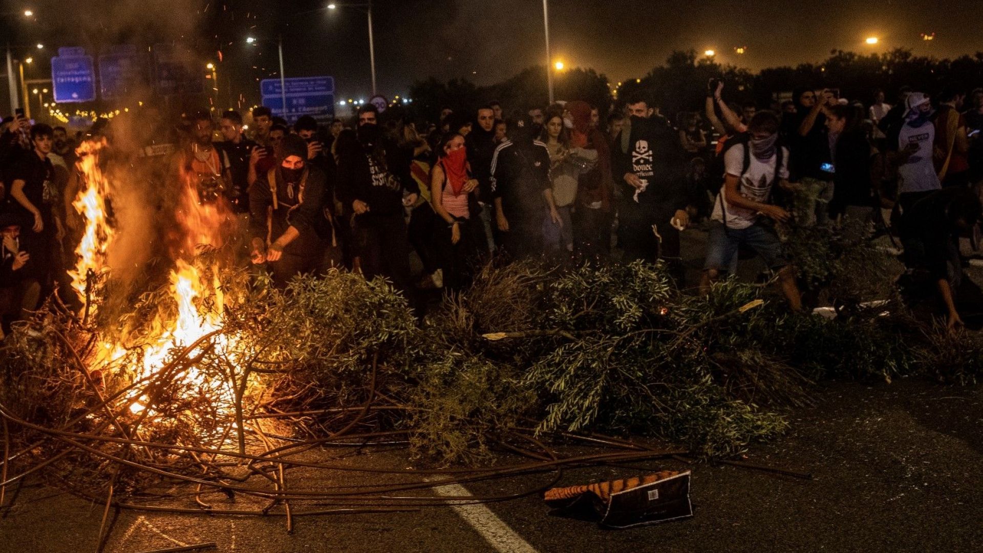 Нощ на бурни протести в Барселона Стотици протестираха срещу осъдителните