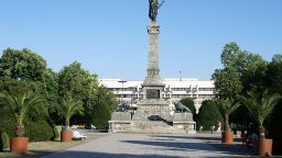 Паметникът на Свободата в Русе се руши, алармира реставратор