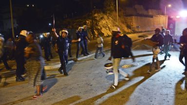 12 мигранти са арестувани за масовото сбиване на гръцкия остров Самос