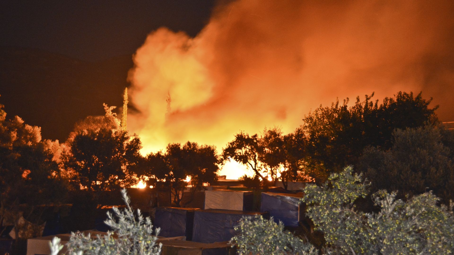Насилие и пожари в претъпкания бежански лагер на остров Самос (снимки)