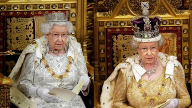 Елизабет II не сложи имперската корона за речта си