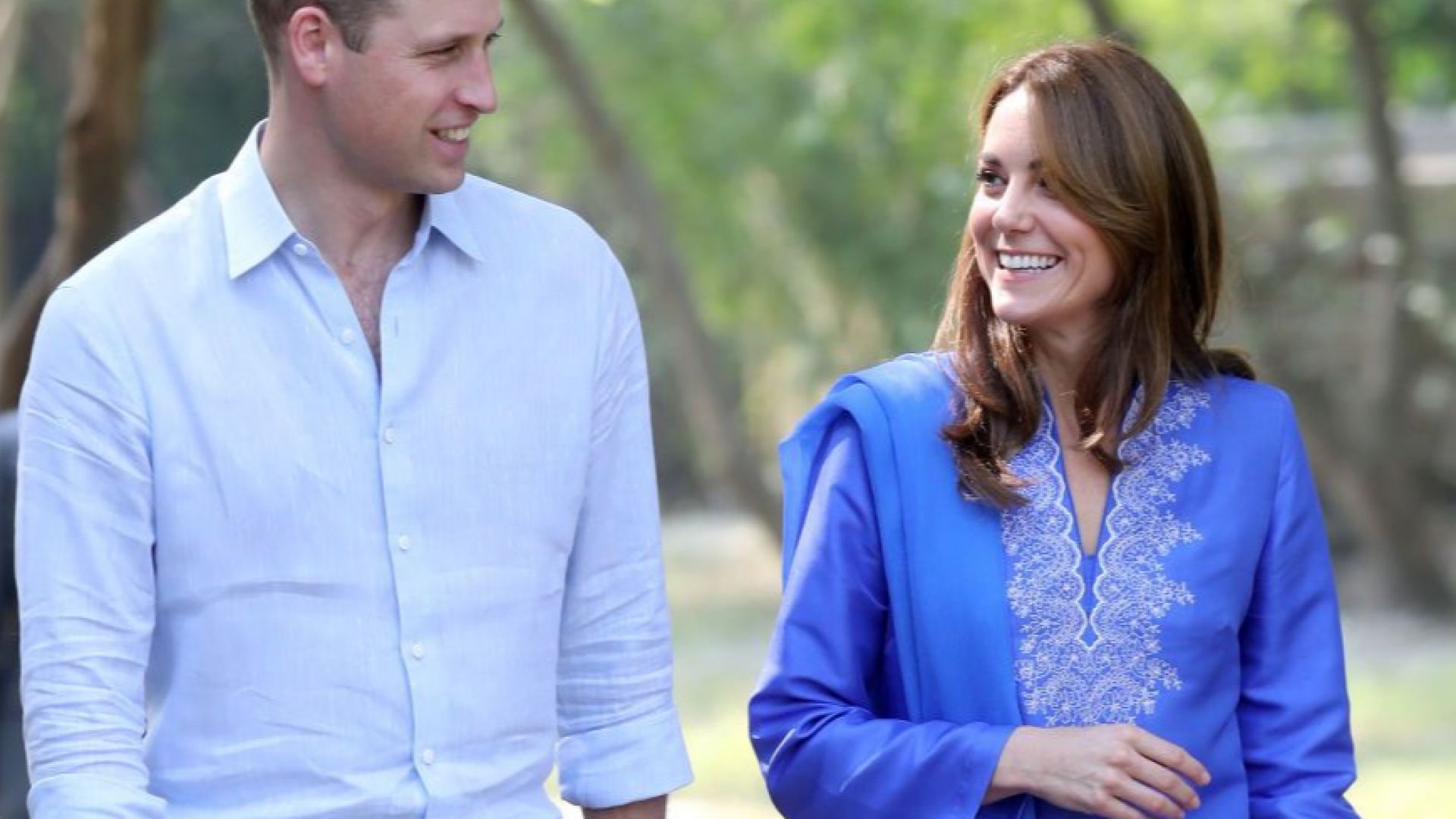 Кейт облече курта в кралско синьо на пакистанска дизайнерка