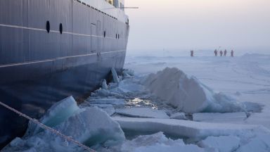 Ледът в Арктика и Антарктика в момента - близък до рекордните си нива