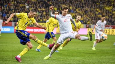 Испания разплака шведите с последния удар и завърза още групата (обзор)
