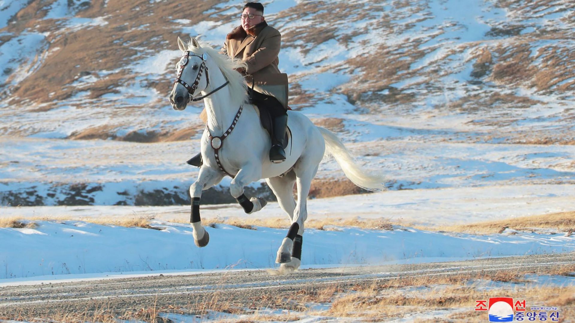 Севернокорейският лидер Ким Чен ун изкачи най високия връх на Корейския полуостров