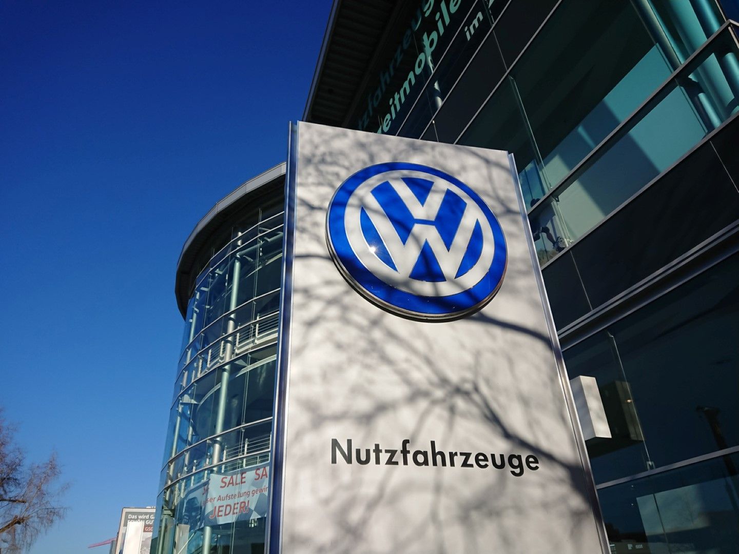 Скок с близо 4% на доставките на автомобили от марката "Фолксваген" през ноември 