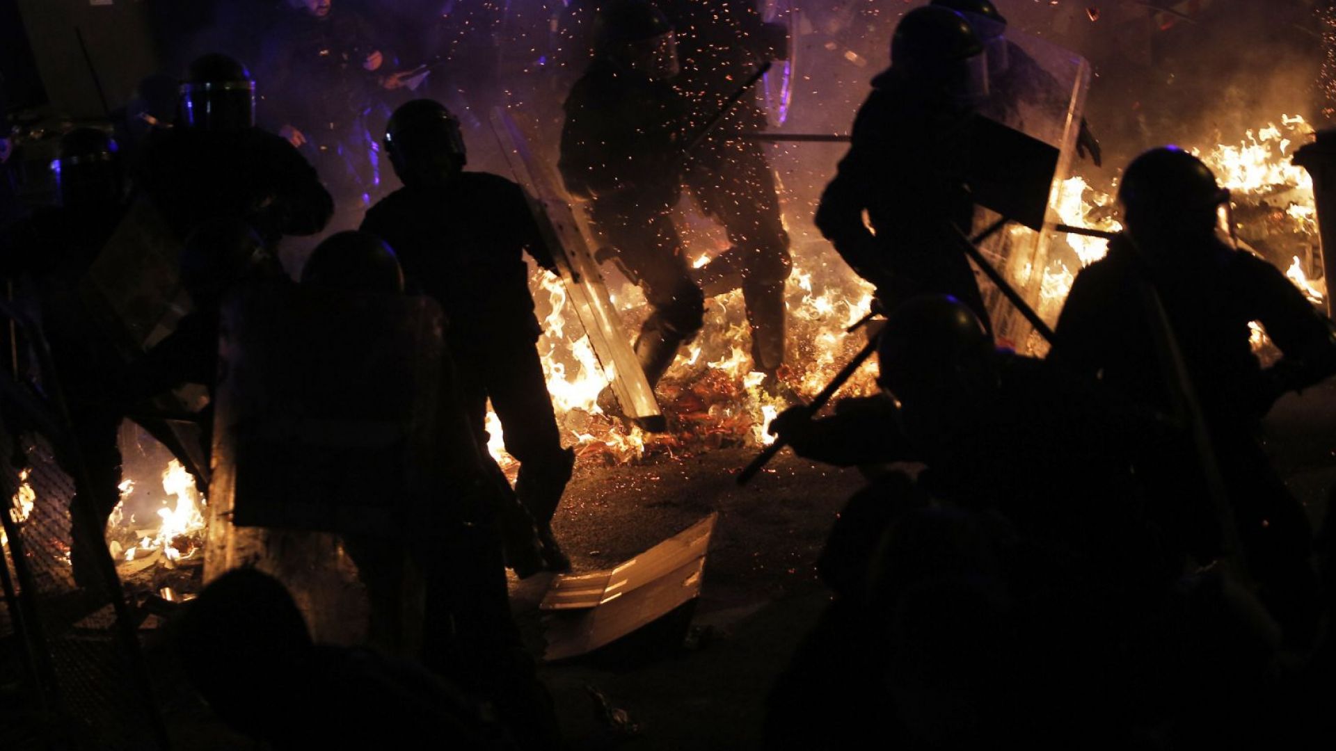 Втори ден от бунта в Барселона: Сцени на своеобразна партизанска градска война (снимки)