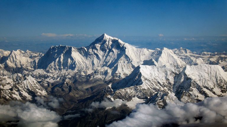 Китайска експедиция измерва височината на Еверест