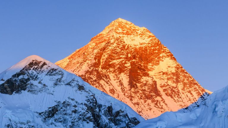 Непал и Китай ще измерят точната височина на връх Еверест