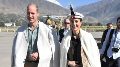 Кейт и Уилям с традиционни шапки и наметки в Хималаите