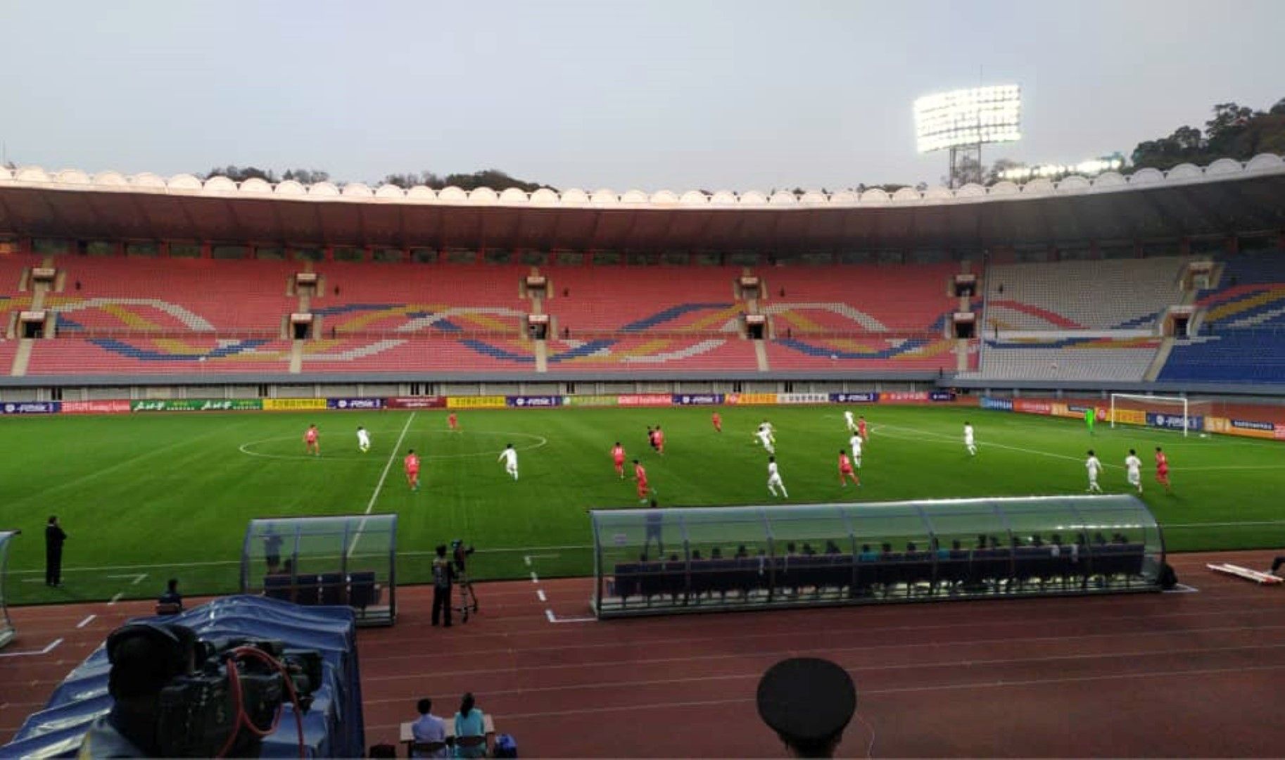 Празният стадион по време на мача