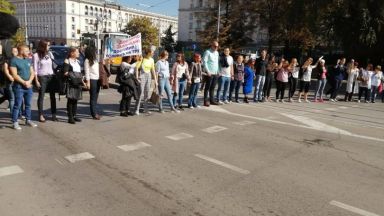  Медици блокираха централен бул. в София, други се барикадираха в Министерство на здравеопазването 