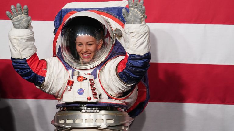 САЩ пращат първата жена на Луната