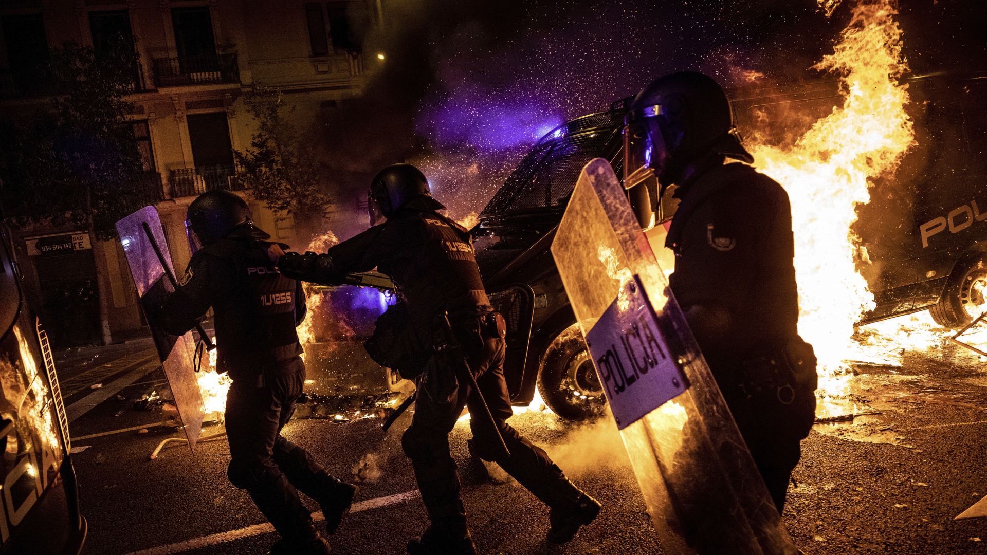 Протестите в Барселона ескалират, десетки автомобили изгоряха (снимки и видео)