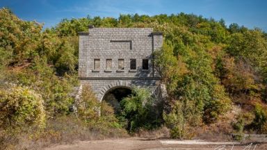 Фотографи предлагат за забележителност таен тунел, който свързва Варна с Бургас