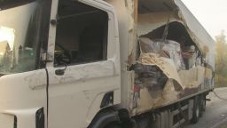 Два камиона се удариха на завой (снимки)