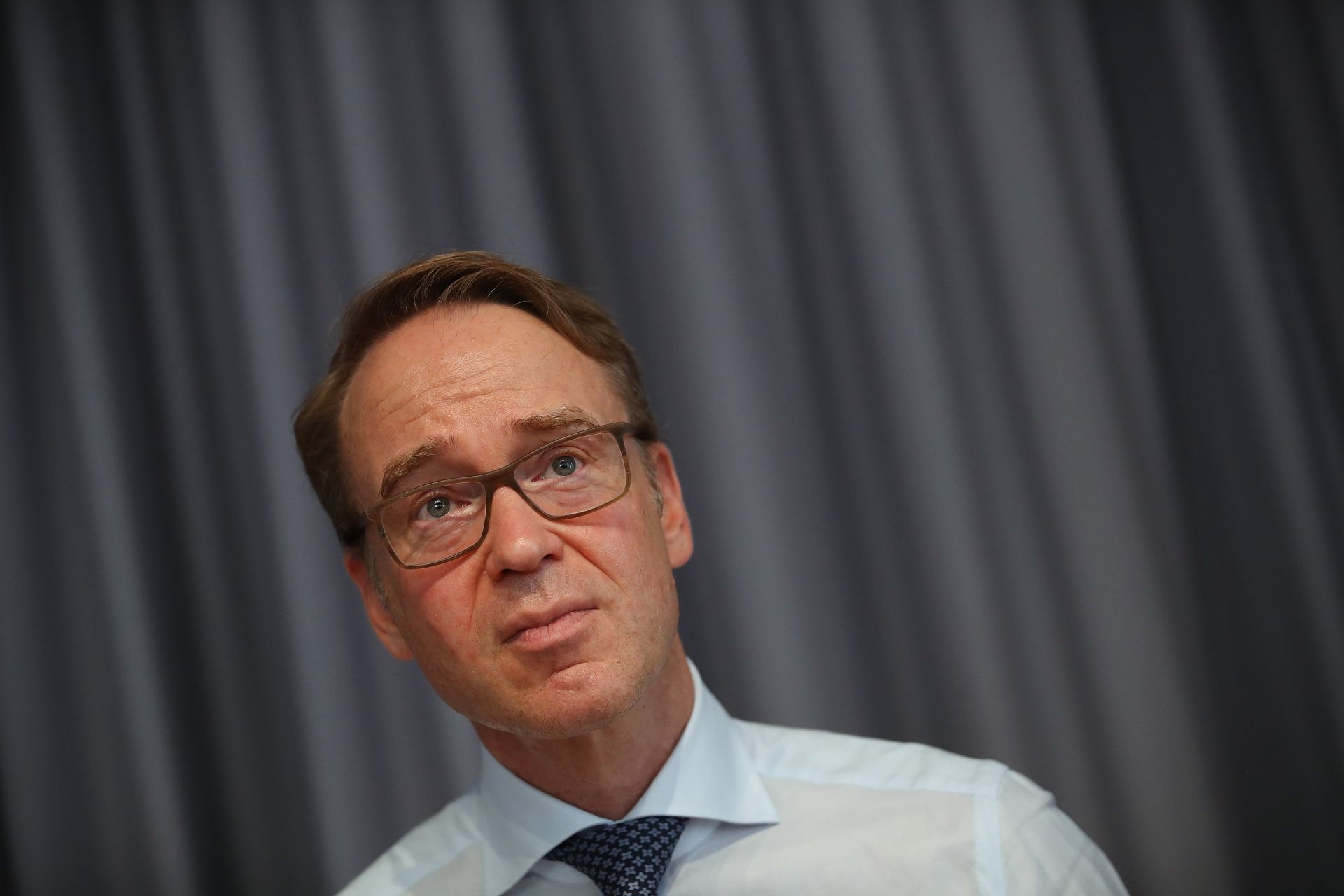 Шефът на Бундесбанк Вайдман призова банките да направят трансакциите си по-евтини, за да спънат Либра