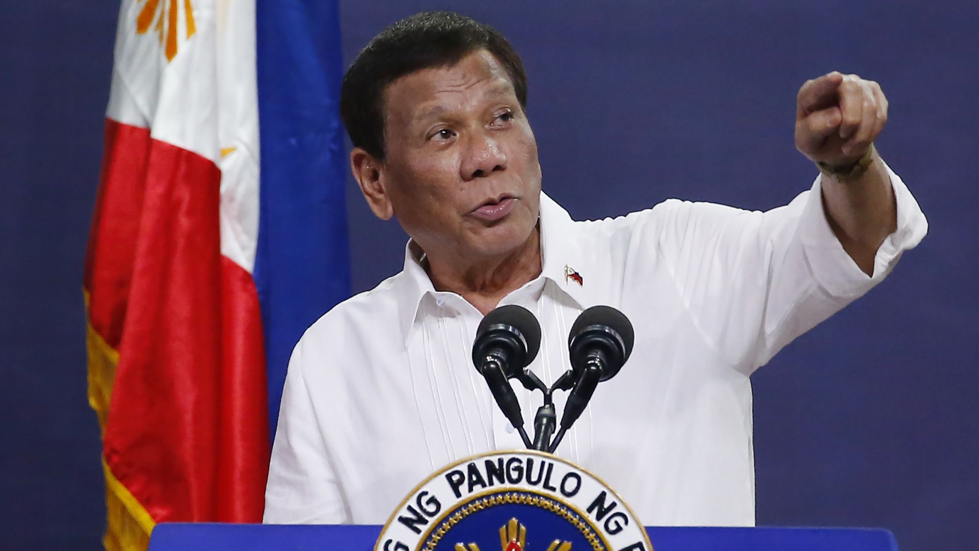 Филипинският президент Родриго Дутерте е паднал снощи от своя мотор
