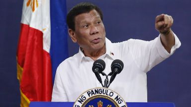 Президентът на Филипините пострада при каране на мотор