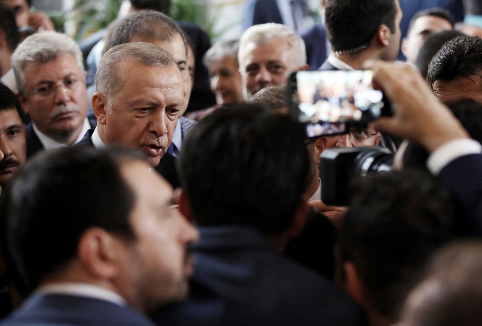 Реджеп Ердоган влиза в парламента в Анкара, за да говори пред депутатите