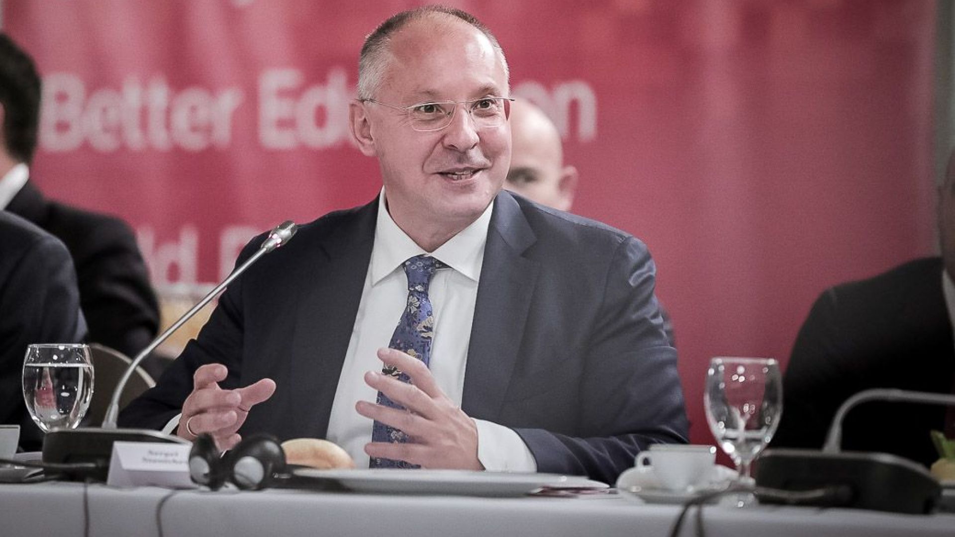 След повече от 3 месеца обещания закани и заклинания едва