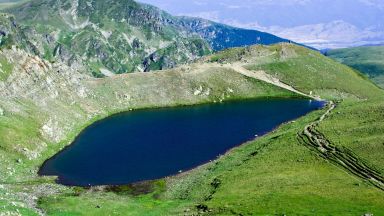 Мъже се изкъпаха в едно от седемте рилски езера 