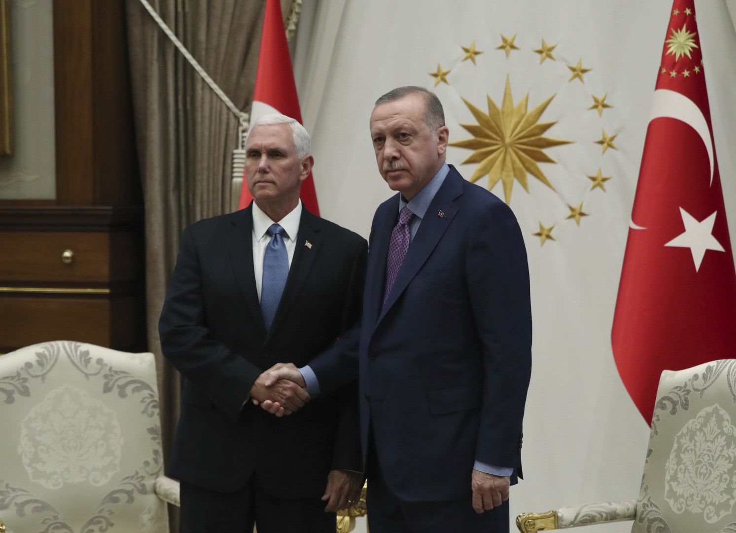 Майк Пенс и Реджеп Ердоган преди началото на разговорите им в президентския дворец в Анкара