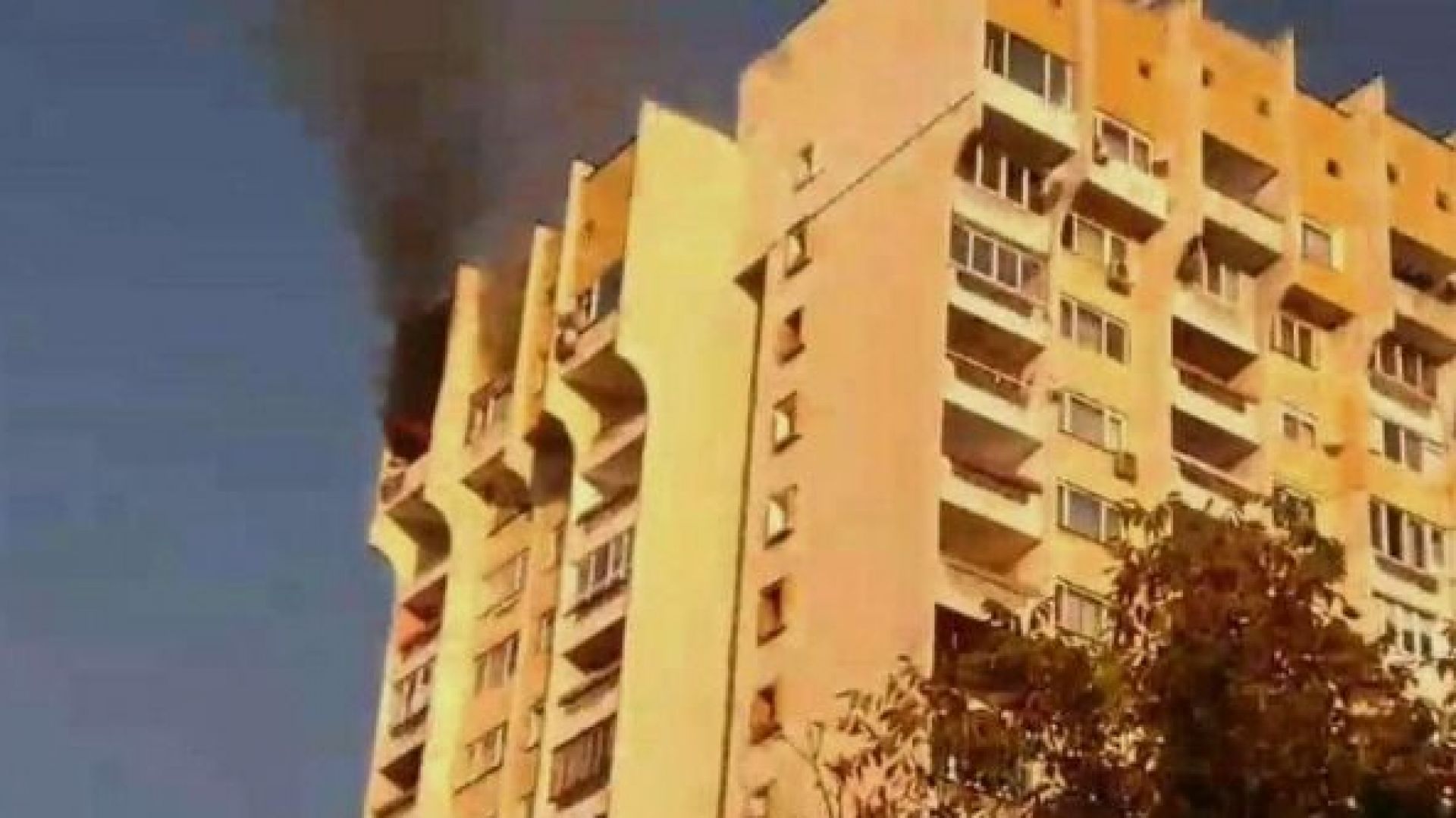 Голям пожар избухна в апартамент на последния етаж на блок