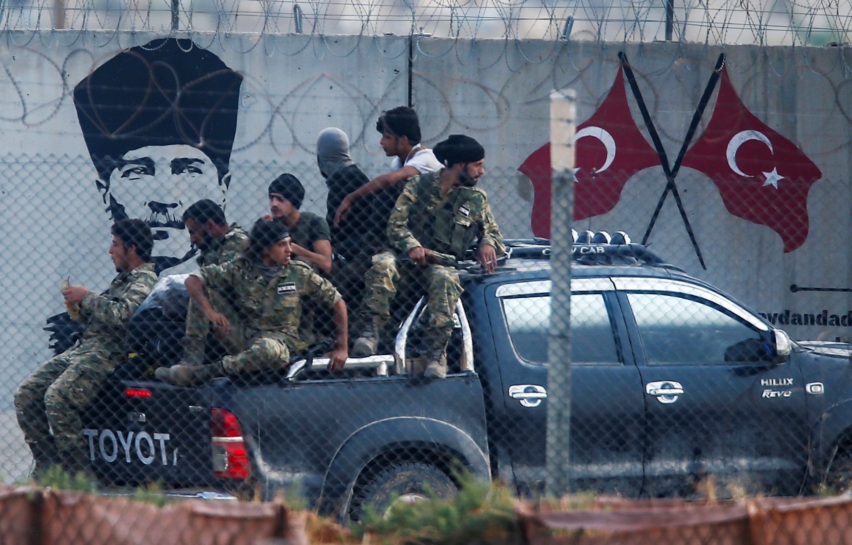 Сирийски бунтовници, които подкрепят турската армия, навлизат в Сирия под погледа на основателя на съвременна Турция Кемал Ататюрк
