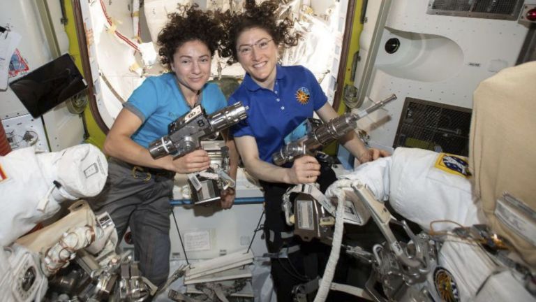 Астронавтките от НАСА приключиха космическата си разходка (видео)