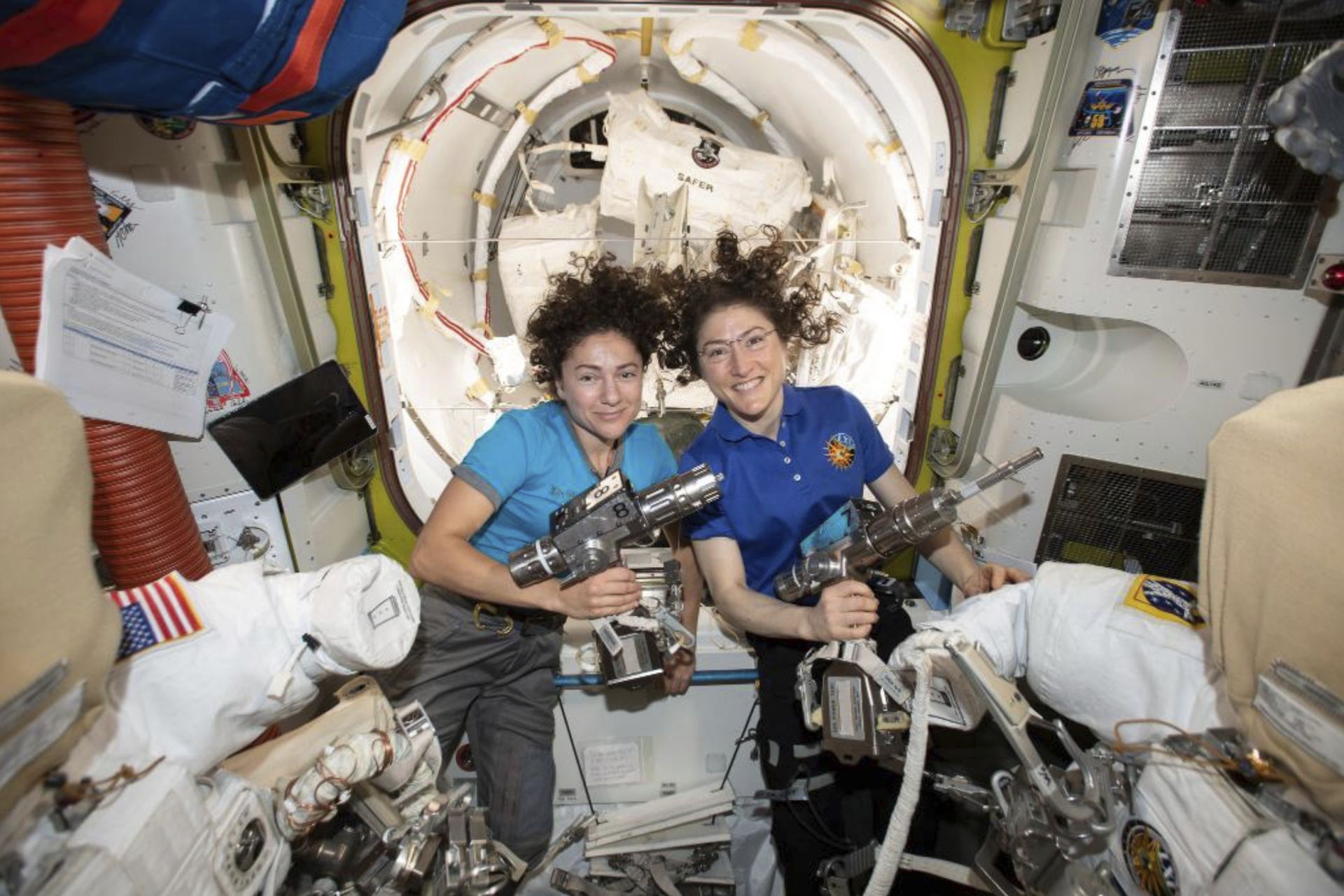 Кук и Миър (вляво) ще прекарат около шест часа извън Международната космическа станция (МКС)